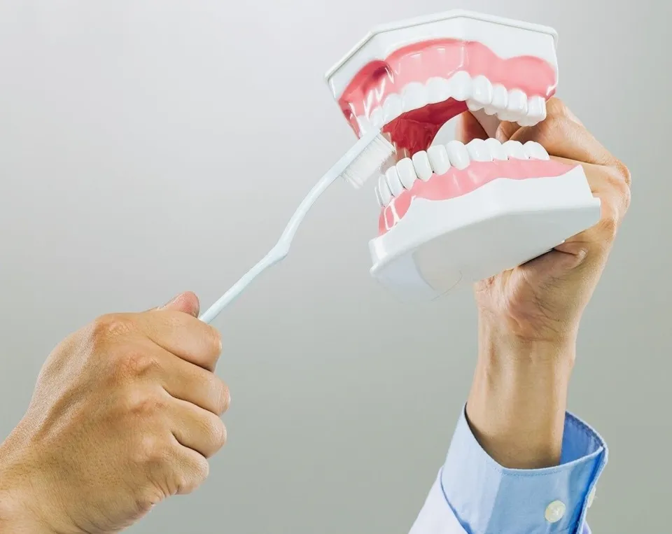 How to Whiten Dentures and Remove Stains with 7 Tips?