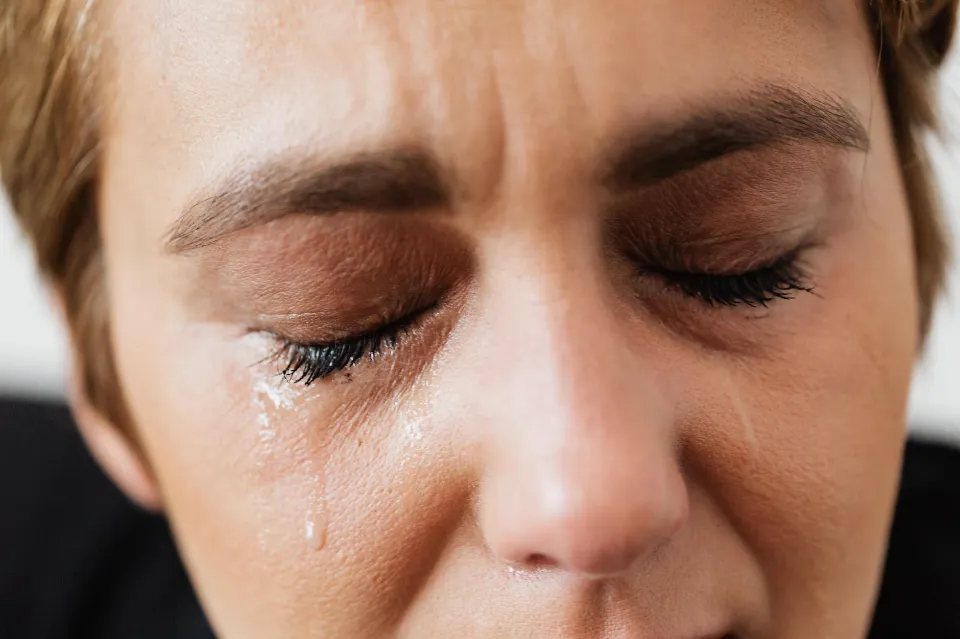 Does Crying Make Your Eyelashes Longer - Science Explain